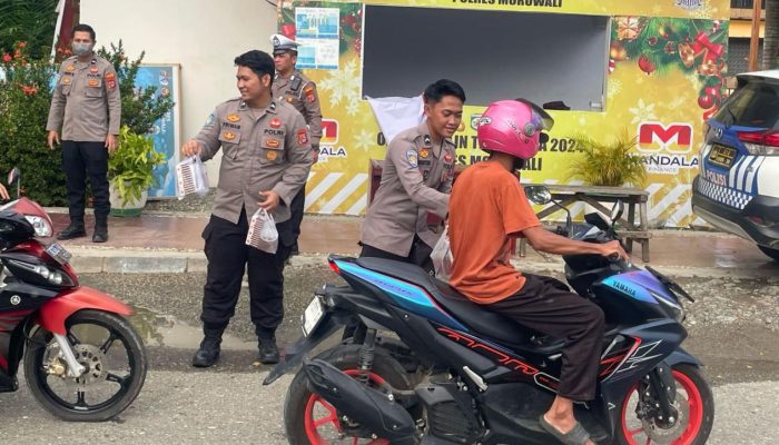 Polres Morowali Bagi-bagi Takjil ke Pengendara Jelang Buka Puasa Ramadhan 2025