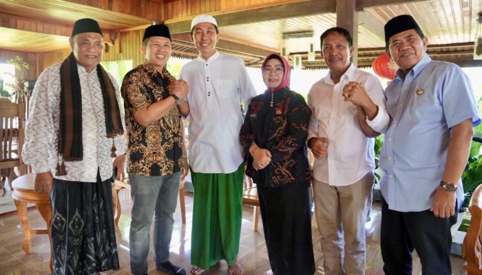 Iksan Baharuddin dan Iriane Iliyas Silaturahmi ke Rumah Mantan Bupati Morowali Taslim