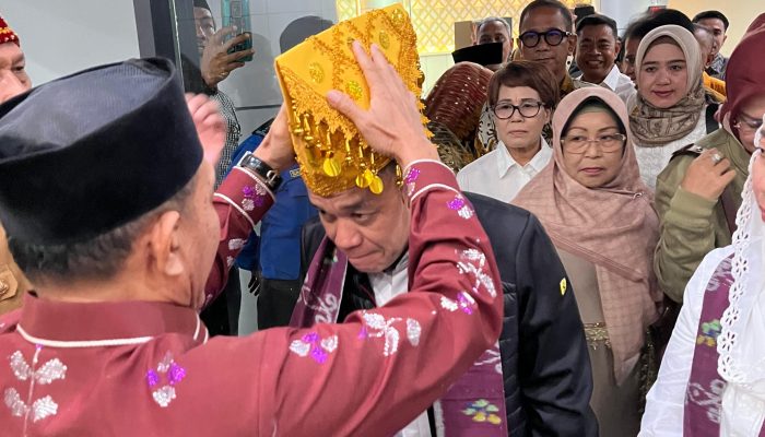 Wakil Ketua DPRD Palu Sambut Hadianto Rasyid dan Imelda Liliana Muhidin saat Tiba di Bandara Mutiara Sis Aljufri