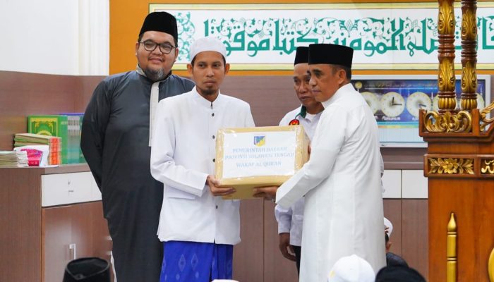 Tim Safari Ramadhan Pemprov Sulteng Wakafkan Alquran untuk Masjid An-Nur Parimo