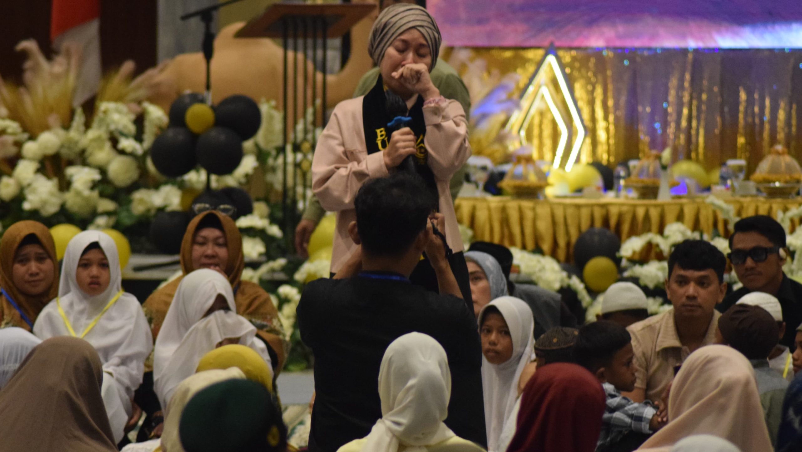 Tangis Haru Wakil Wali Kota Palu saat Dinobatkan sebagai Bunda Yatim di Acara Yatim Fest Ramadhan