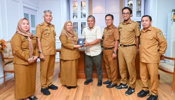 Wagub Reny Lamadjido Terima Bantuan 100 Alquran dari Perusahaan Tambang, Dukung Program Sulteng Mengaji