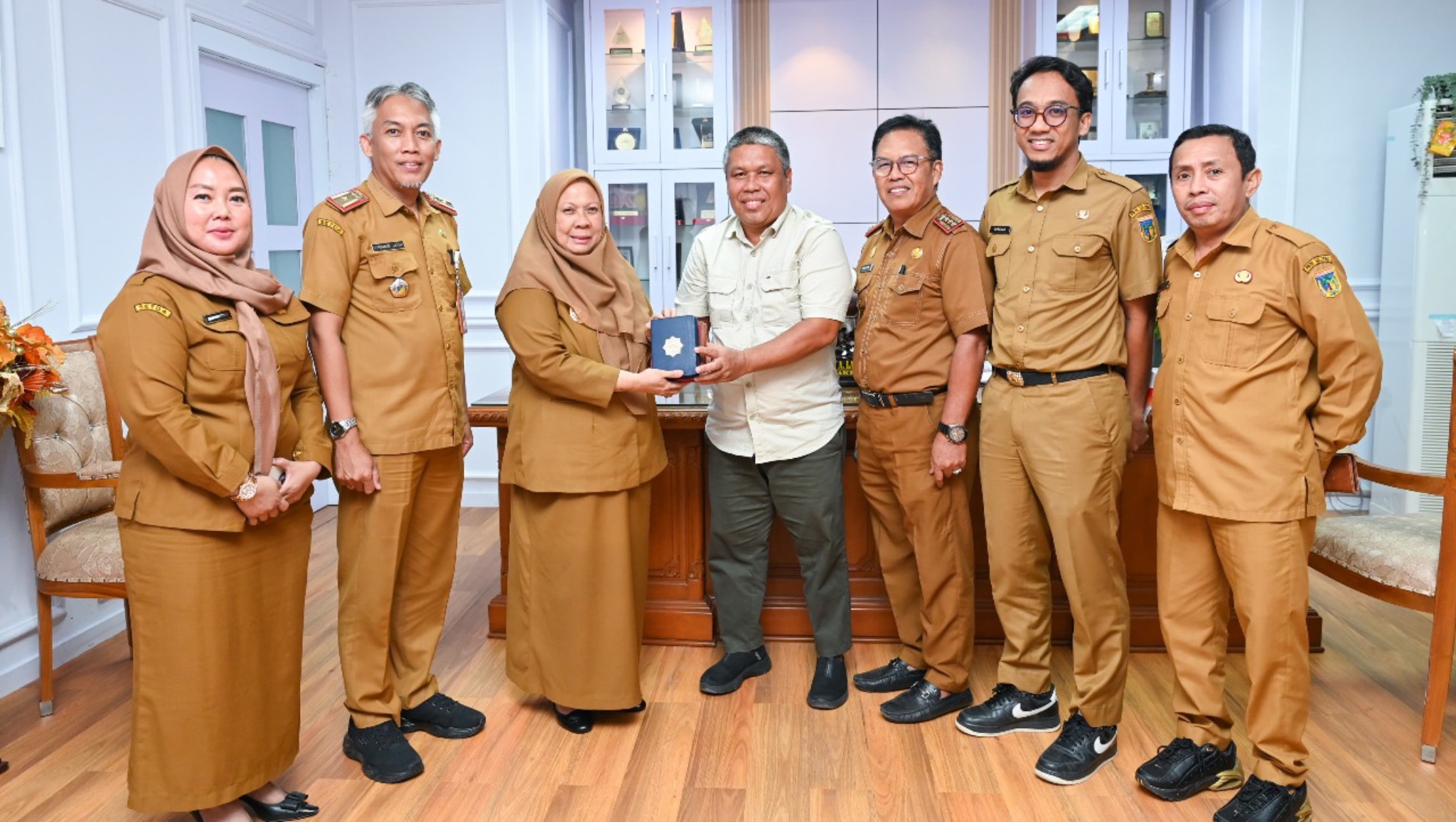 Wagub Reny Lamadjido Terima Bantuan 100 Alquran dari Perusahaan Tambang, Dukung Program Sulteng Mengaji