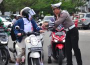 Satlantas Polresta Palu Bagi-bagi Takjil ke Masyarakat Jelang Buka Puasa Ramadhan 2025