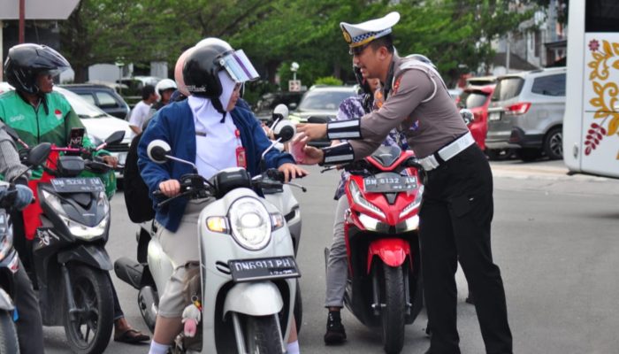 Satlantas Polresta Palu Bagi-bagi Takjil ke Masyarakat Jelang Buka Puasa Ramadhan 2025