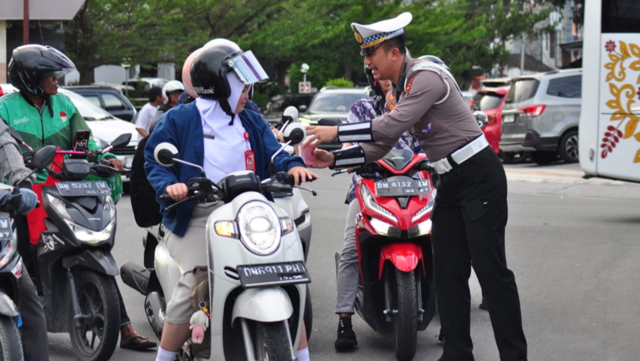 Satlantas Polresta Palu Bagi-bagi Takjil ke Masyarakat Jelang Buka Puasa Ramadhan 2025