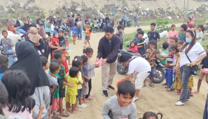 Ramadhan 2025, Jurnalis Bagi-bagi Takjil di TPA Kawatuna Palu