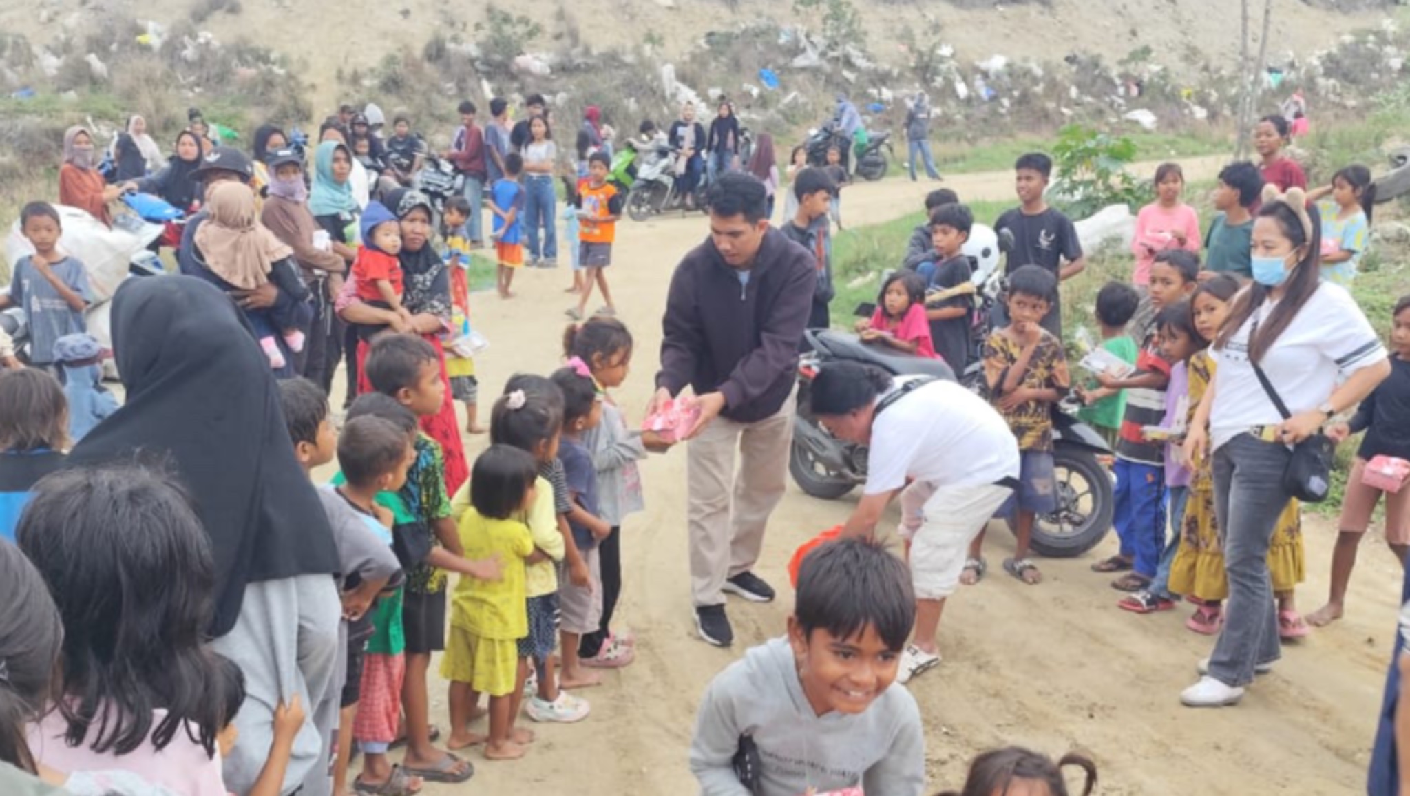 Ramadhan 2025, Jurnalis Bagi-bagi Takjil di TPA Kawatuna Palu