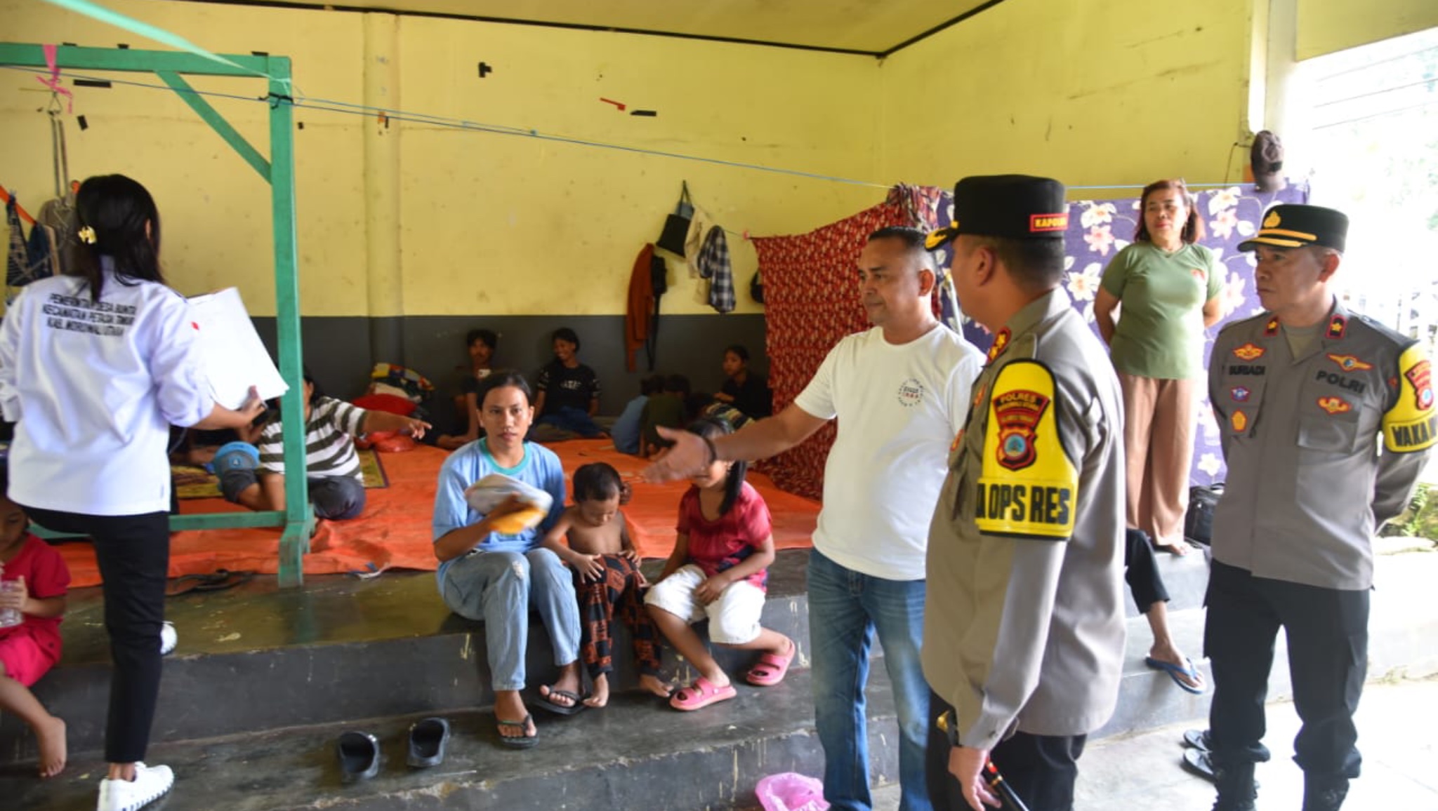 Polres Morowali Utara Salurkan Bantuan untuk Korban Banjir di Desa Bunta, Kapolres Imbau Tetap Waspada