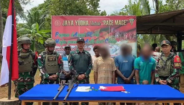 Tiga Anggota OPM Kembali ke Pangkuan NKRI, Serahkan Senjata dan Bendera ke TNI