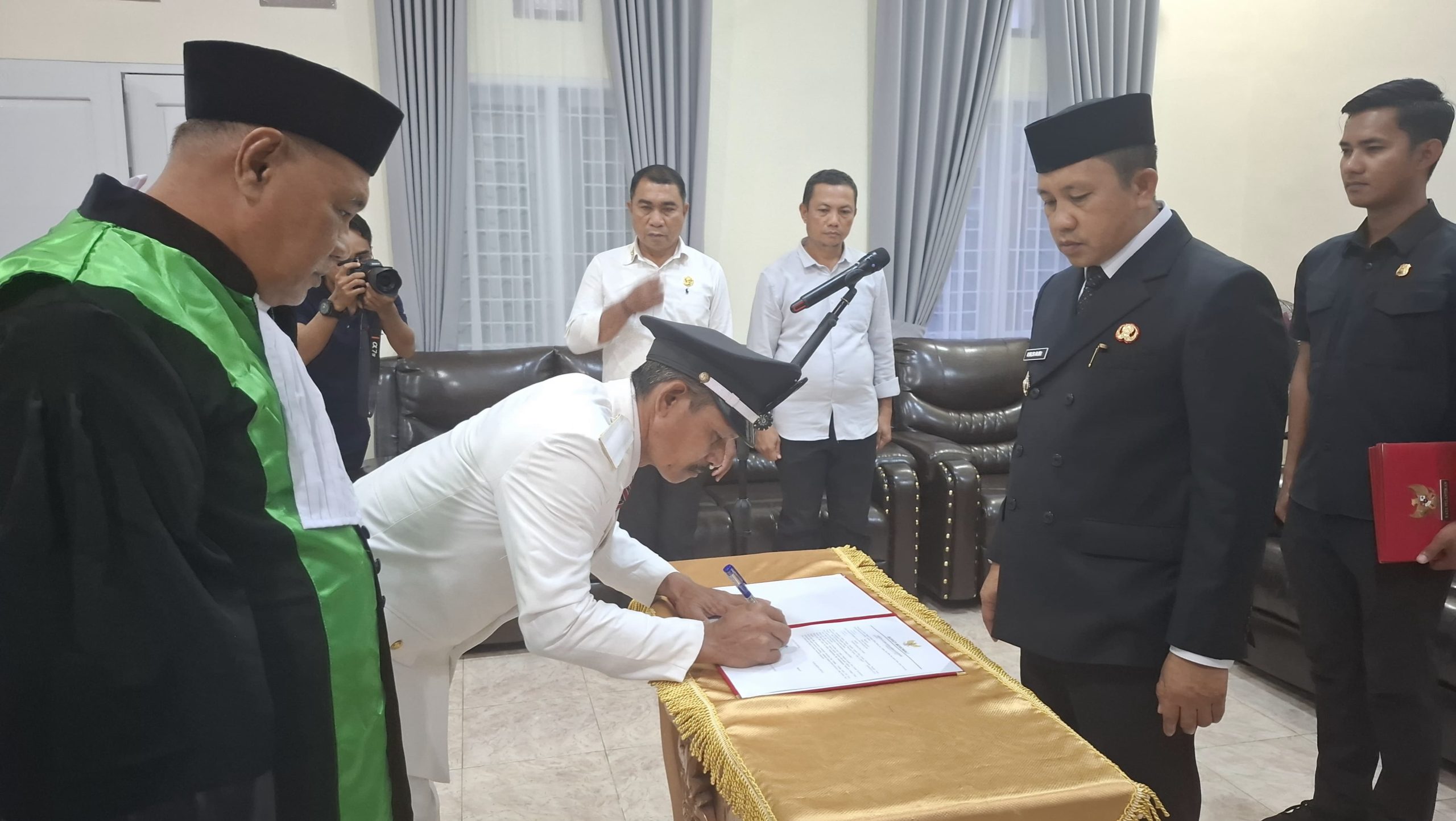 Bupati Morowali Iksan Baharuddin Lantik Fauzi Jadi Pj Kades Laroue