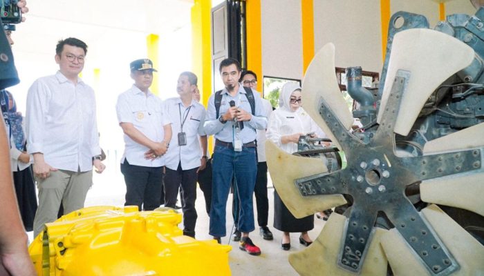 SMK Negeri 8 Palu Terima Hibah Alat Praktik dari PT United Tractors, Gubernur Anwar Hafid: Masuk Dunia Kerja Bukan Hanya Modal Ijazah