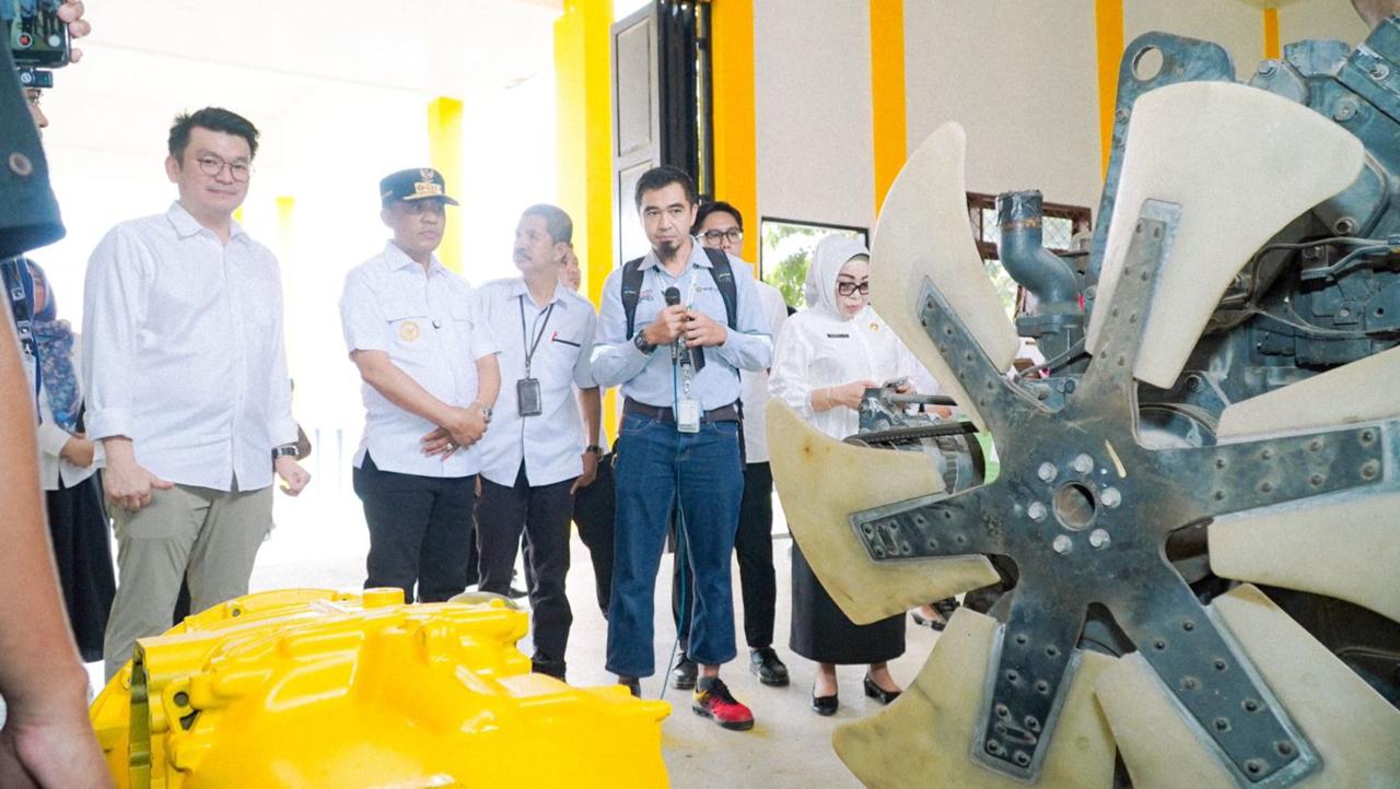 SMK 8 Palu Terima Hibah Alat Praktik dari PT United Tractors, Gubernur Anwar Hafid: Masuk Dunia Kerja Bukan Hanya Modal Ijazah