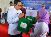 Menteri P2MI Abdul Kadir Karding Salurkan Daging Kurban untuk Pekerja Migran Purna