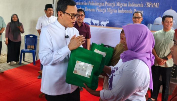 Menteri P2MI Abdul Kadir Karding Salurkan Daging Kurban untuk Pekerja Migran Purna