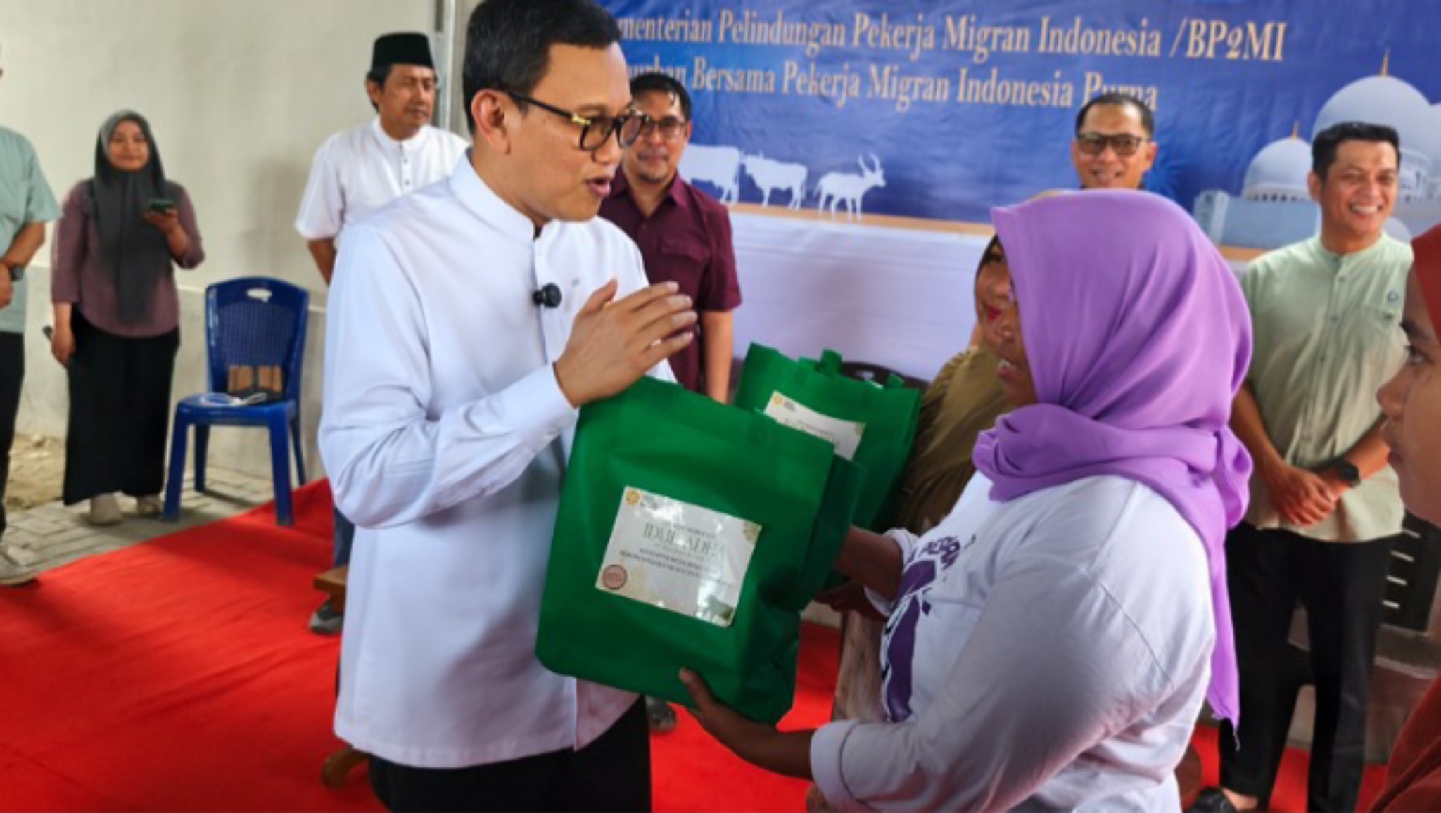 Menteri P2MI Abdul Kadir Karding Salurkan Daging Kurban untuk Pekerja Migran Purna