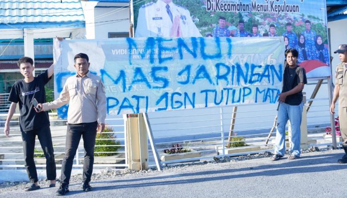Dua Pemuda Menui Kepulauan Morowali Bentangkan Spanduk “Cemas Jaringan” saat Kunjungan Bupati Iksan Baharudin