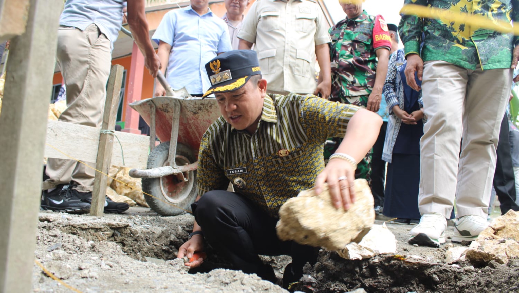Bupati Morowali Letakkan Batu Pertama Pembangunan Ruang Belajar di SDN 1 Puntari Makmur