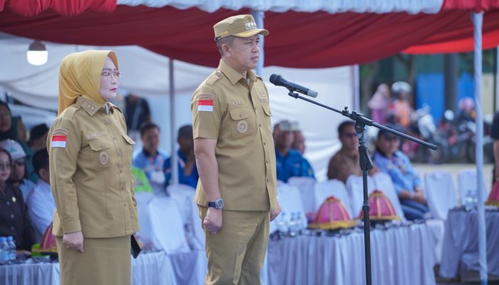 Bupati Iksan Gelar Apel Umum di Bungku Pesisir dan Bagi-bagi Seragam Sekolah