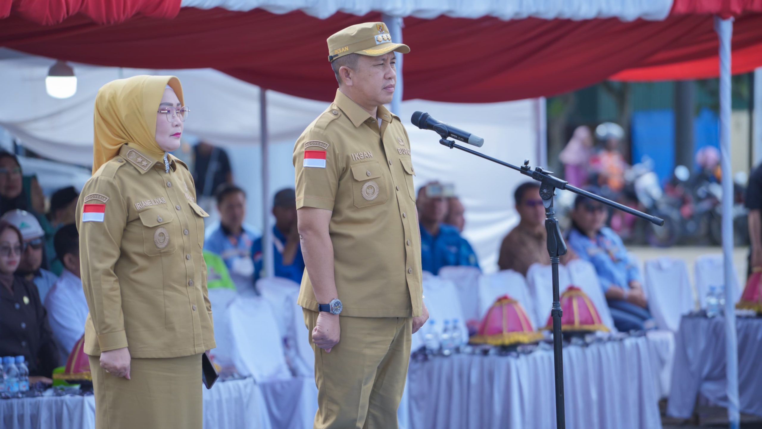 Bupati Iksan Gelar Apel Umum di Bungku Pesisir dan Bagi-bagi Seragam Sekolah