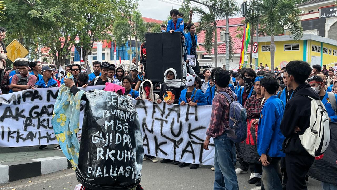 Demo Aliansi Rakyat dan Mahasiswa Kota Palu Tuntut Pembatalan Kenaikan Pajak PBB-P2 dan Minta Bubarkan DPR