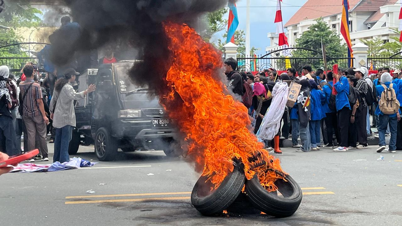 Demo Tolak Kenaikan PBB dan Bubarkan DPR Ricuh di Kota Palu, Tiga Polisi-Satu Mahasiswa Luka-luka