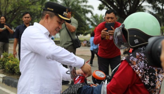 Bupati Iksan Baharudin Bagi-bagi Bendera Merah Putih Jelang HUT ke-80 Republik Indonesia