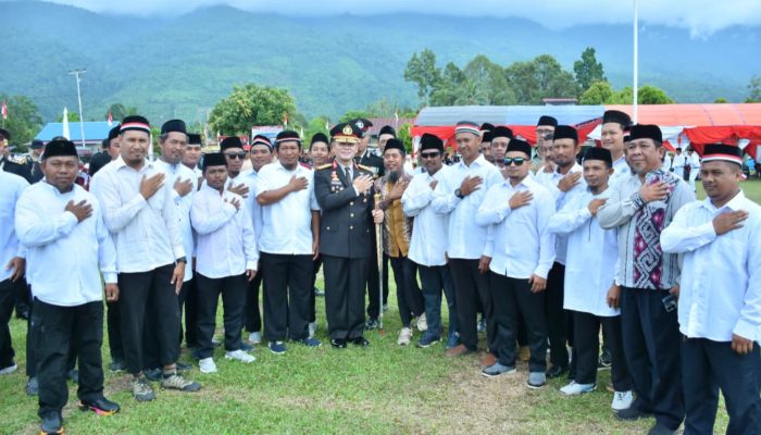 Kapolda Sulteng dan Eks Napiter Upacara HUT ke-80 RI di Kabupaten Poso, Bentangkan Bendera Merah Putih Raksasa