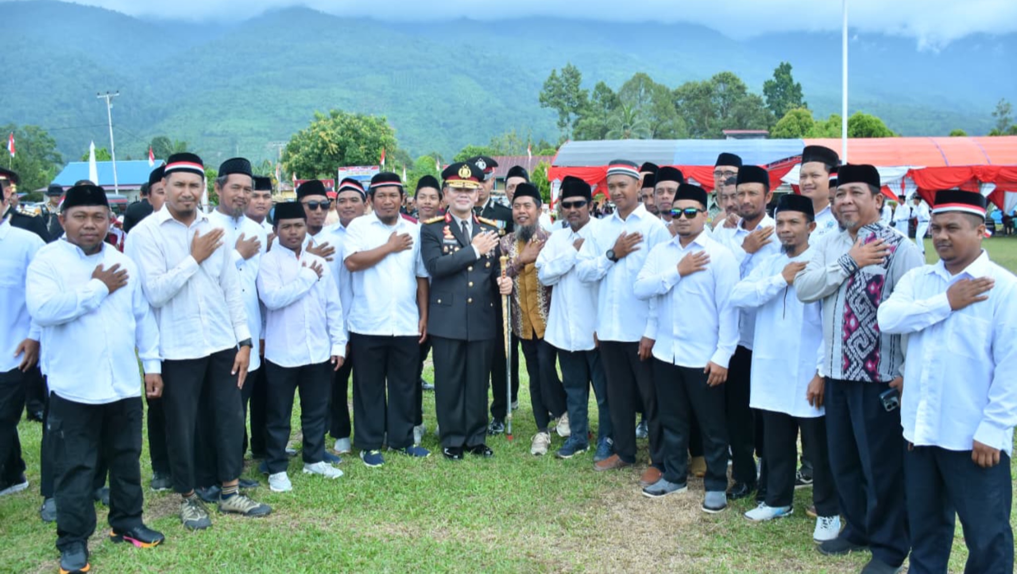 Kapolda Sulteng dan Eks Napiter Upacara HUT ke-80 RI di Kabupaten Poso, Bentangkan Bendera Merah Putih Raksasa