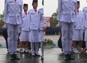 Stoking Anggota Paskibraka Morowali Melorot saat Upacara HUT ke-80 Republik Indonesia