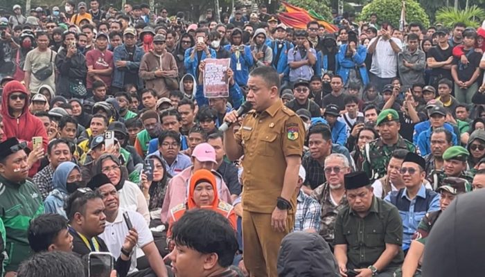 Hadianto Rasyid Temui Massa Aksi, Janji Evaluasi Pajak Makan Minum dan Pastikan Tak Ada Kenaikan PBB-P2 1000 Persen