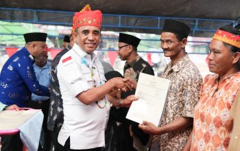 Gubernur Anwar Hafid Serahkan Sertifikat Tanah Warga Transmigrasi di Poso dan Janjikan Penyelesaian Infrastruktur Dasar