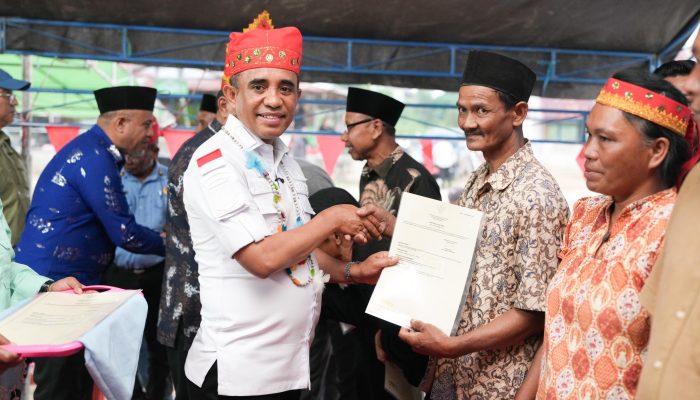 Gubernur Anwar Hafid Serahkan Sertifikat Tanah Warga Transmigrasi di Poso dan Janjikan Penyelesaian Infrastruktur Dasar