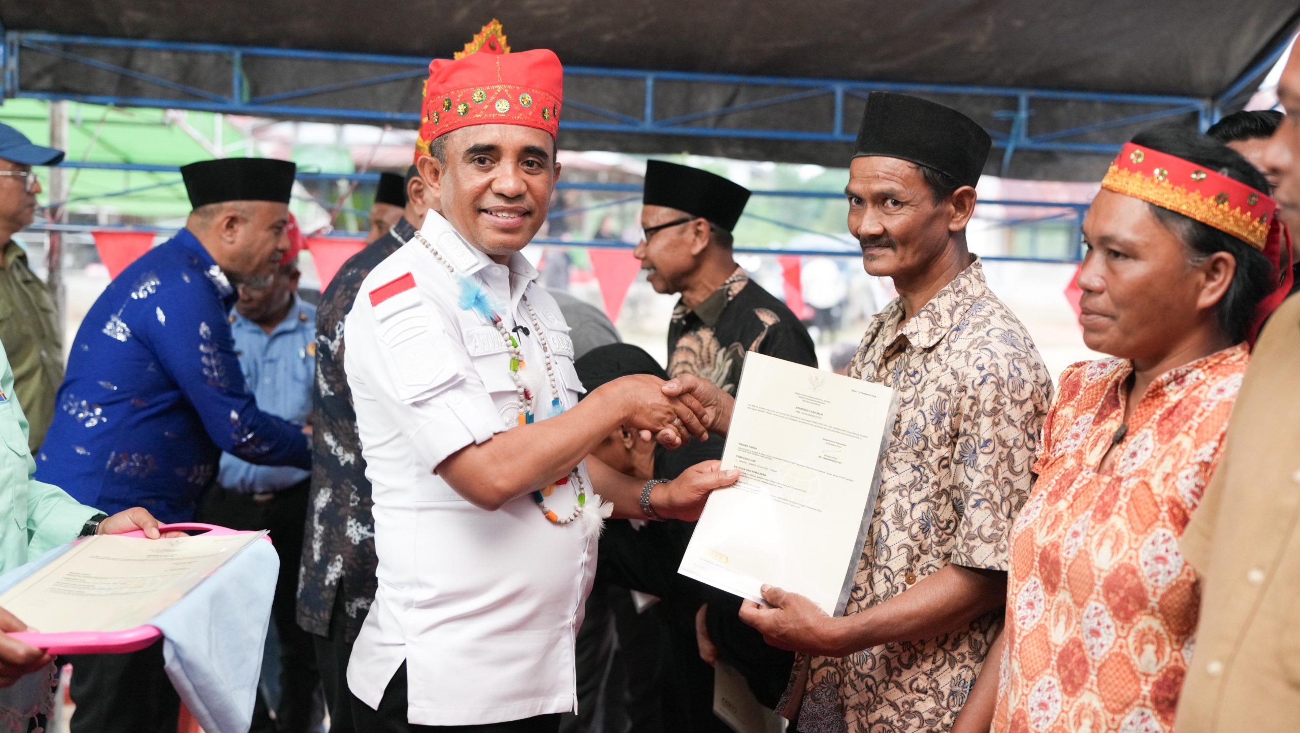 Gubernur Anwar Hafid Serahkan Sertifikat Tanah Warga Transmigrasi di Poso dan Janjikan Penyelesaian Infrastruktur Dasar