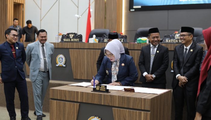 Wabup Iriane Iliyas Sampaikan Jawaban Atas Pandangan Umum Fraksi terkait Ranperda Inisiatif DPRD dan Usul Pemerintah Daerah