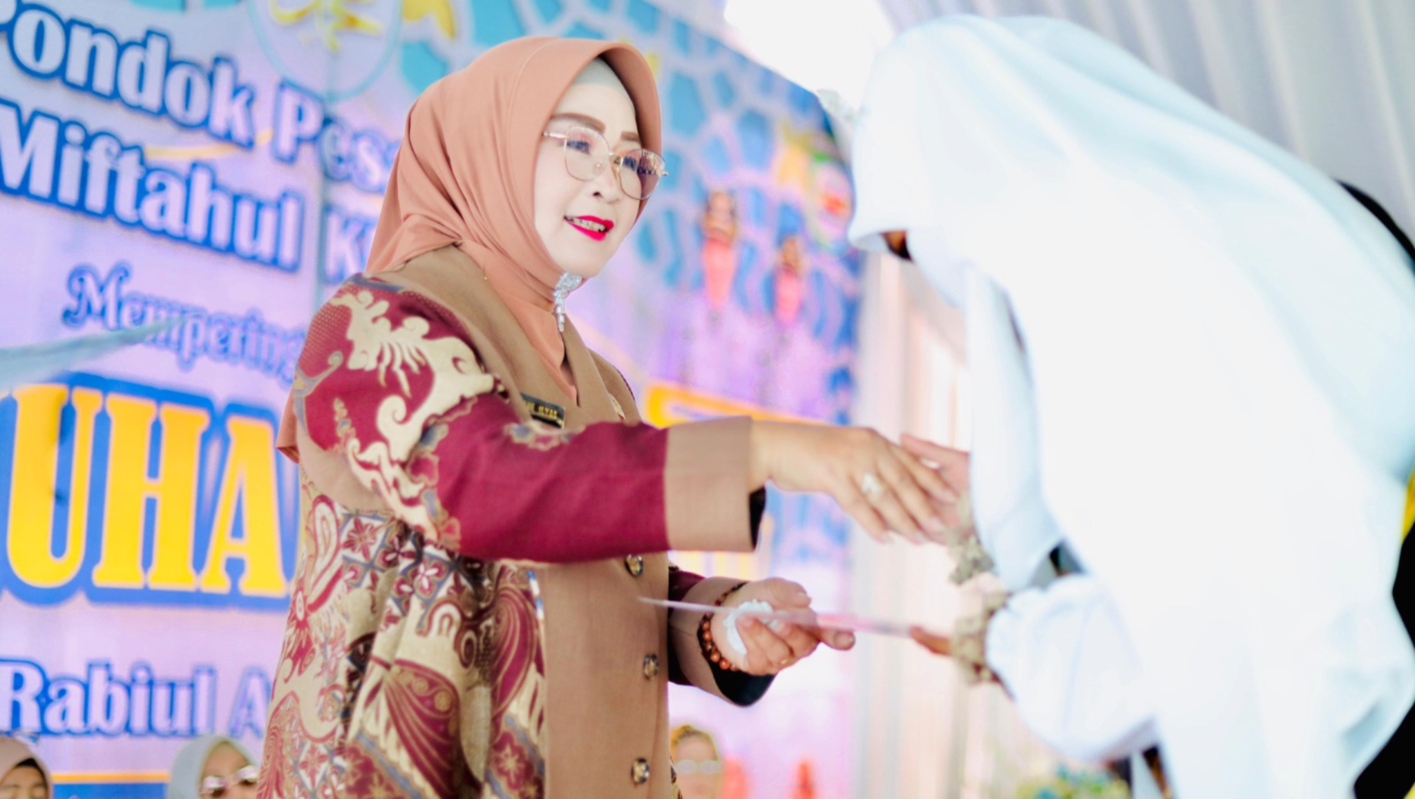 Wabup Iriane Iliyas Hadiri Maulid Nabi dan Wisuda Tahfidz di Ponpes Miftahul Khairat