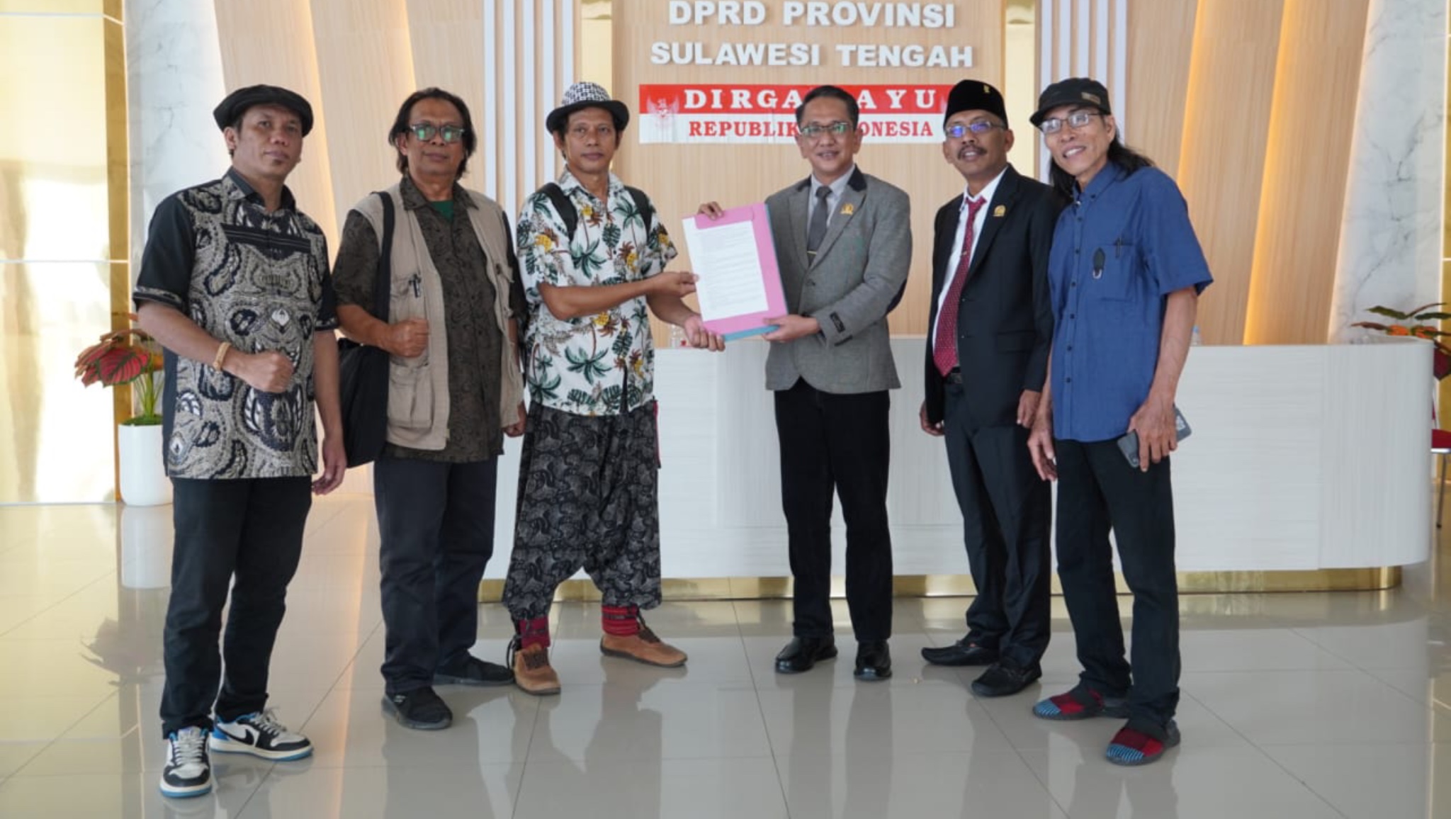 Pegiat Seni dan Budaya Datangi DPRD Sulteng, Minta Perjuangkan Pembangunan Taman Budaya Golni yang Rusak Akibat Gempa