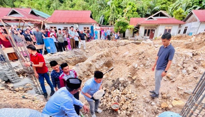 Bupati Morowali Iksan Letakkan Batu Pertama Pembangunan Masjid Desa Lahuafu