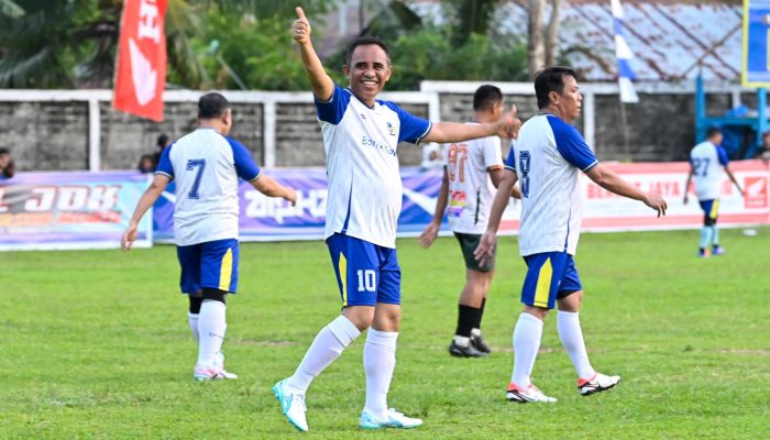 Turnamen BERANI Cup 2025 di Donggala Resmi Dibuka, Gubernur Anwar Hafid Cetak Gol untuk Pemprov FC