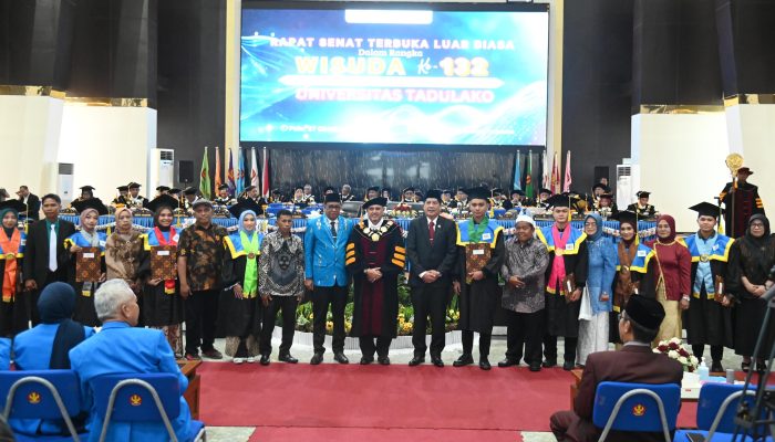 Anggota DPRD Sulteng Marthen Tibe Hadiri Wisuda ke-132 Untad, Motivasi Wisudawan untuk Semangat Bangun Daerah