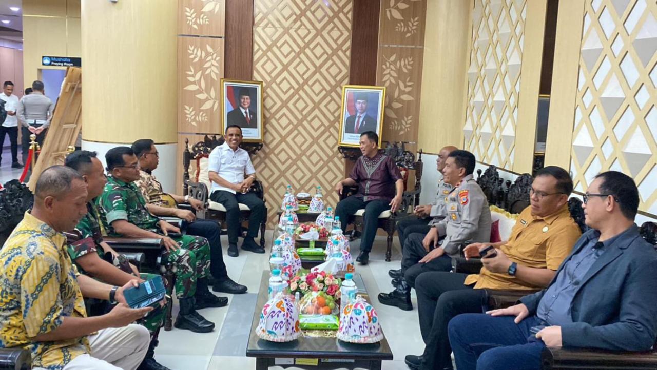 Wakil Ketua DPRD Sulteng Sambut Kedatangan Kapolda Irjen Pol Endi Sutendi di Kota Palu