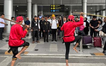 Tarian Meaju Sambut Kedatangan Ketua Umum PSI Kaesang Pangarep di Kota Palu