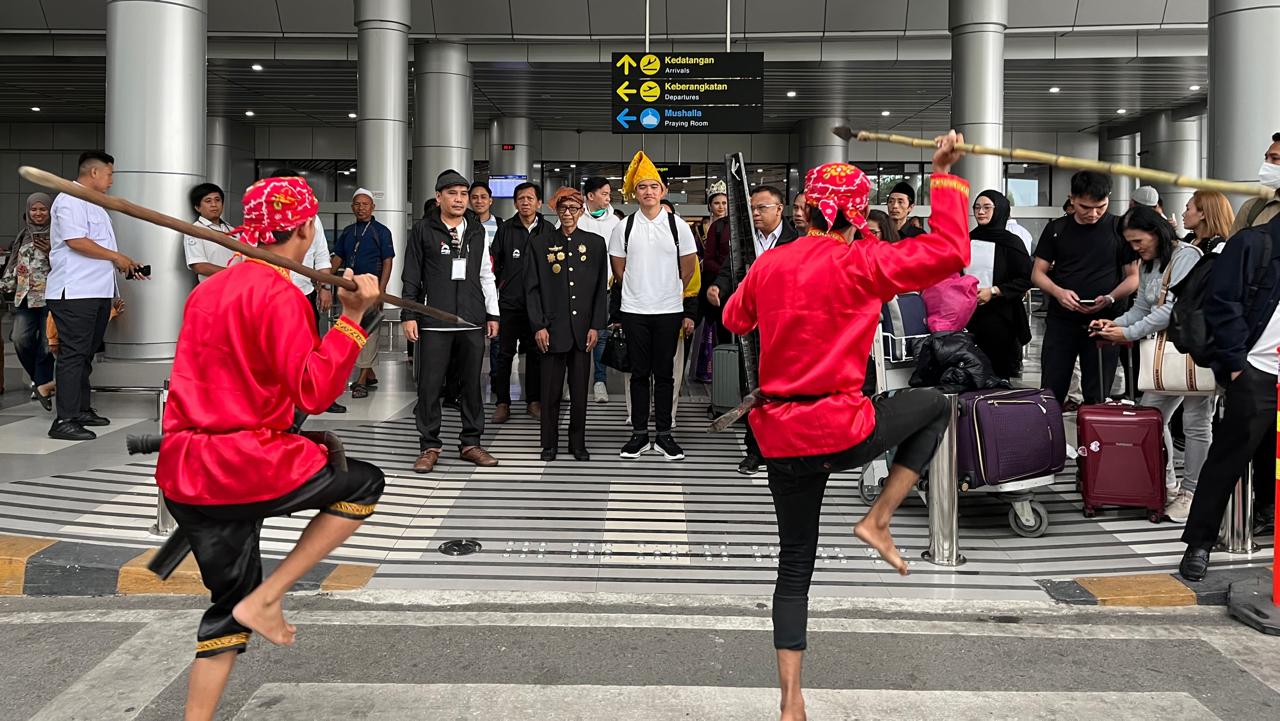 Tarian Meaju Sambut Kedatangan Ketua Umum PSI Kaesang Pangarep di Kota Palu