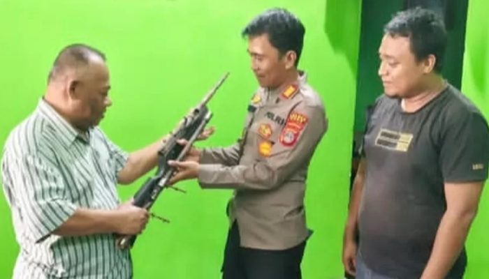 Anggota DPRD Sulteng Serahkan Senjata Api Rakitan Temuan Warga ke Satgas Madago Raya