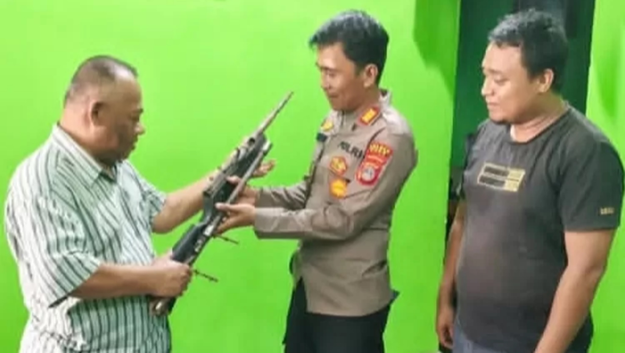 Anggota DPRD Sulteng Serahkan Senjata Api Rakitan Temuan Warga ke Satgas Madago Raya