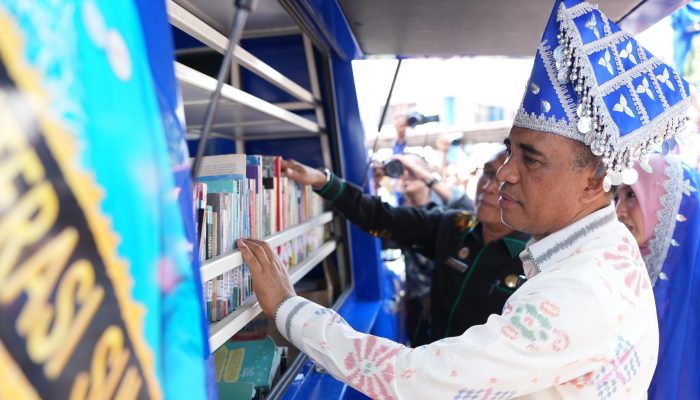 Gubernur Anwar Hafid Buka Festival Literasi 2025, Kukuhkan Sry Nirwanti Bahasoan sebagai Bunda Literasi Sulteng