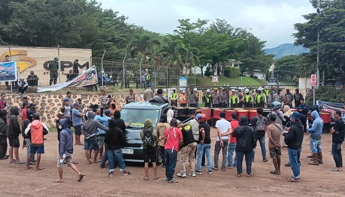 Demo Warga Lingkar Tambang Poboya Berakhir Blokade Akses Jalan PT CPM, Desak Penciutan Lahan untuk WPR