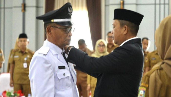 Bupati Morowali Lantik PAW Kepala Desa Laroue, Ingatkan Bantuan Harus Tepat Sasaran