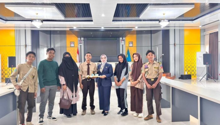 Terima Donasi untuk Korban Bencana Aceh dan Sumatera, Wabup Iriane Iliyas Apresiasi Kepedulian Siswa SMK Pertambangan Bungku