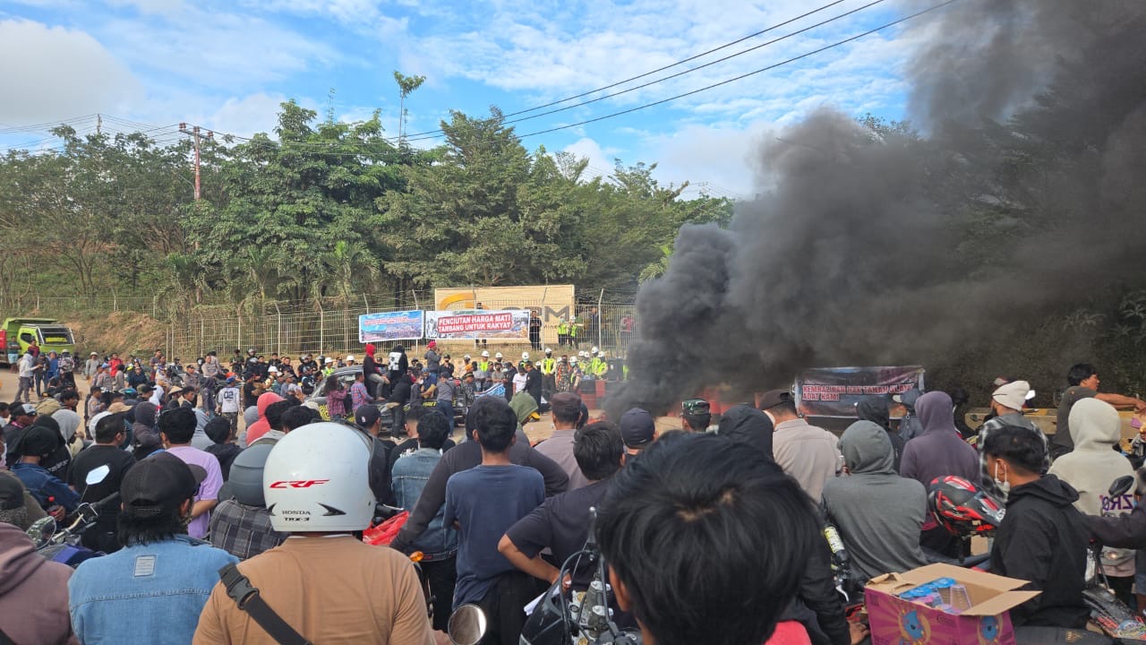 Warga Lingkar Tambang Poboya Demo PT CPM, Desak Penciutan Lahan untuk WPR